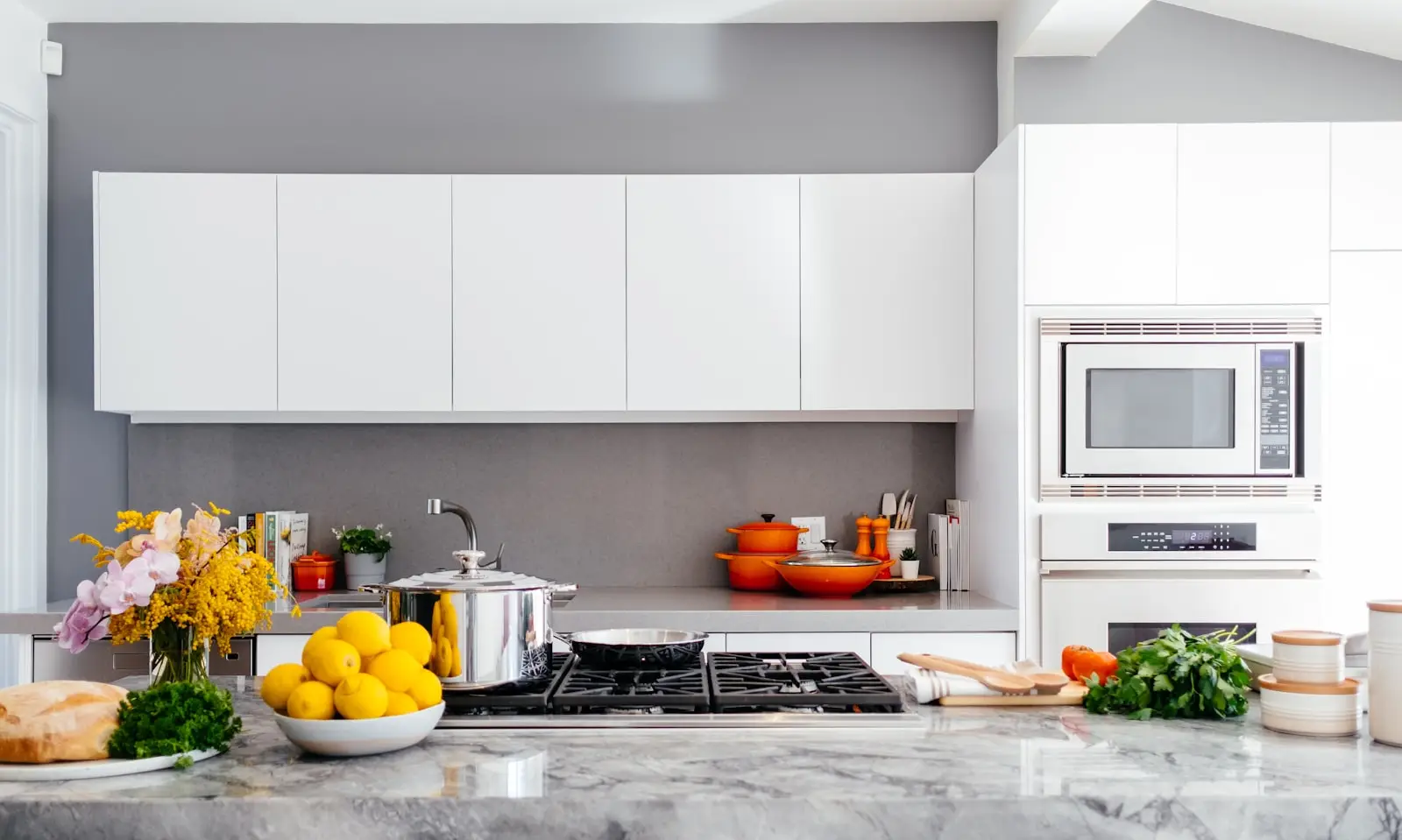 Cocina reformada con encimera de mármol