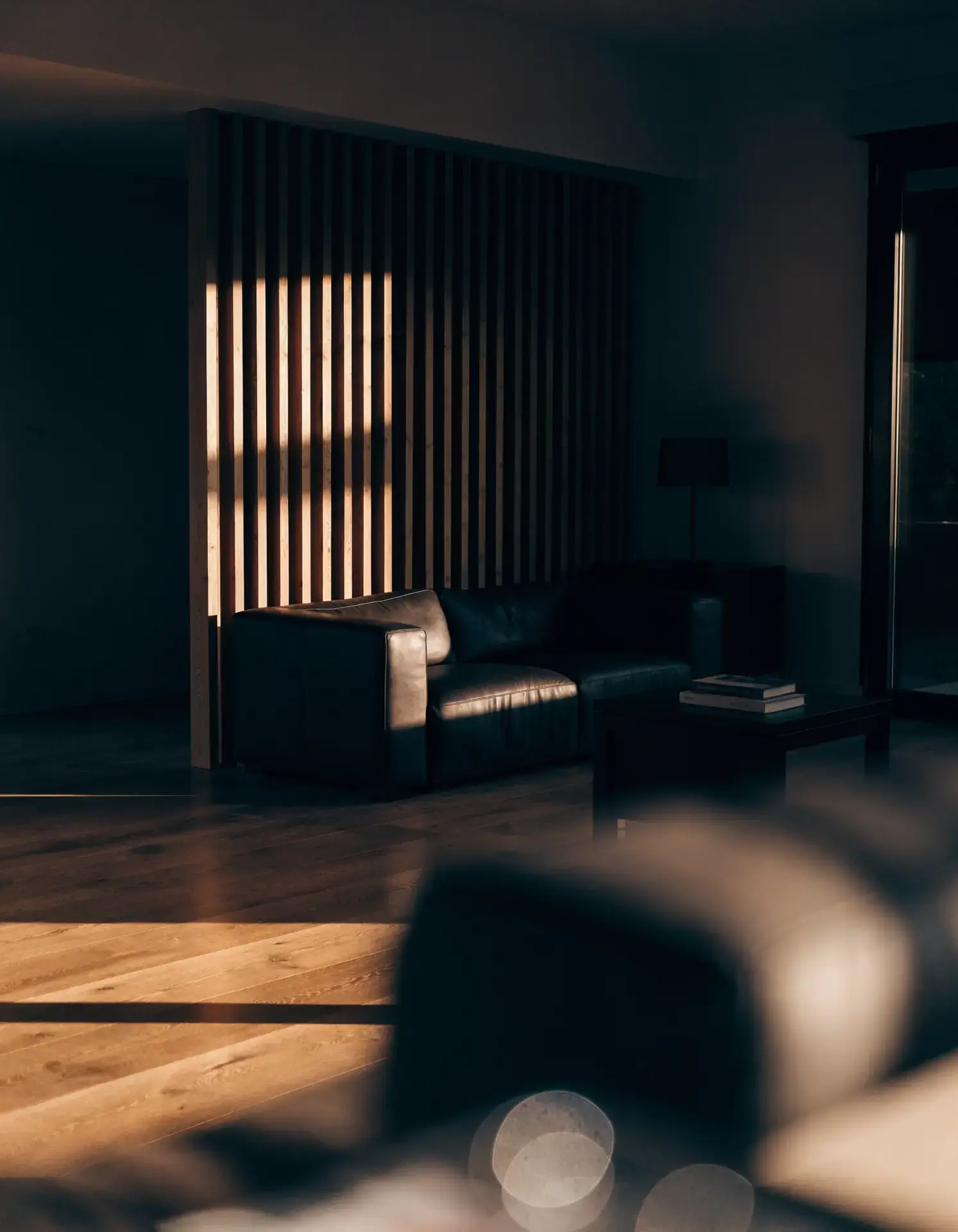 Salón de una reforma integral en un piso del centro de Alicante, con revestimiento de madera