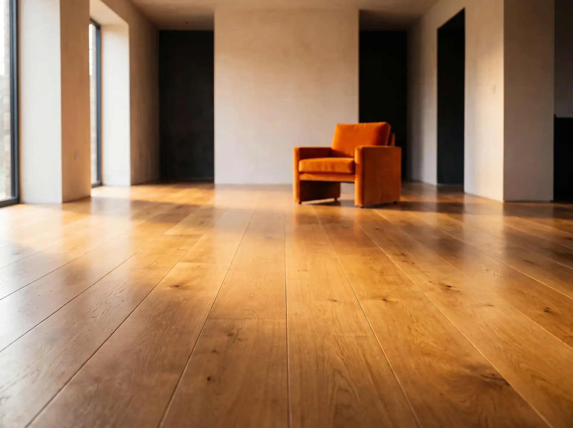 Salón de reforma integral con suelo de parquet